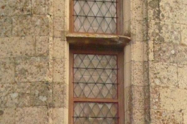 vitrail géométrique simple en verre soufflé clair sur bâtiment classé à Chatellerault (86)